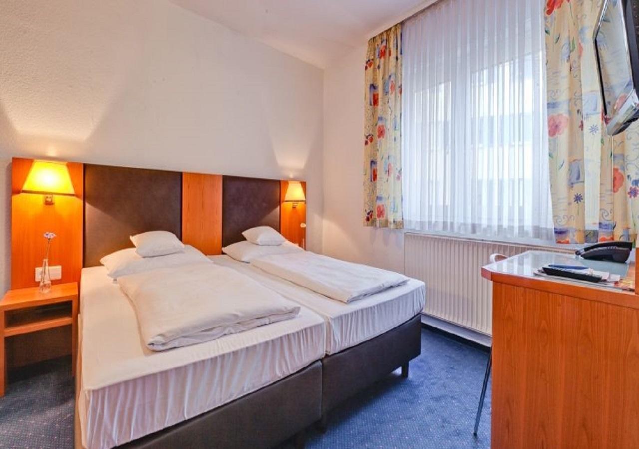 Hotel Am Friedensplatz Stuttgart Exterior photo