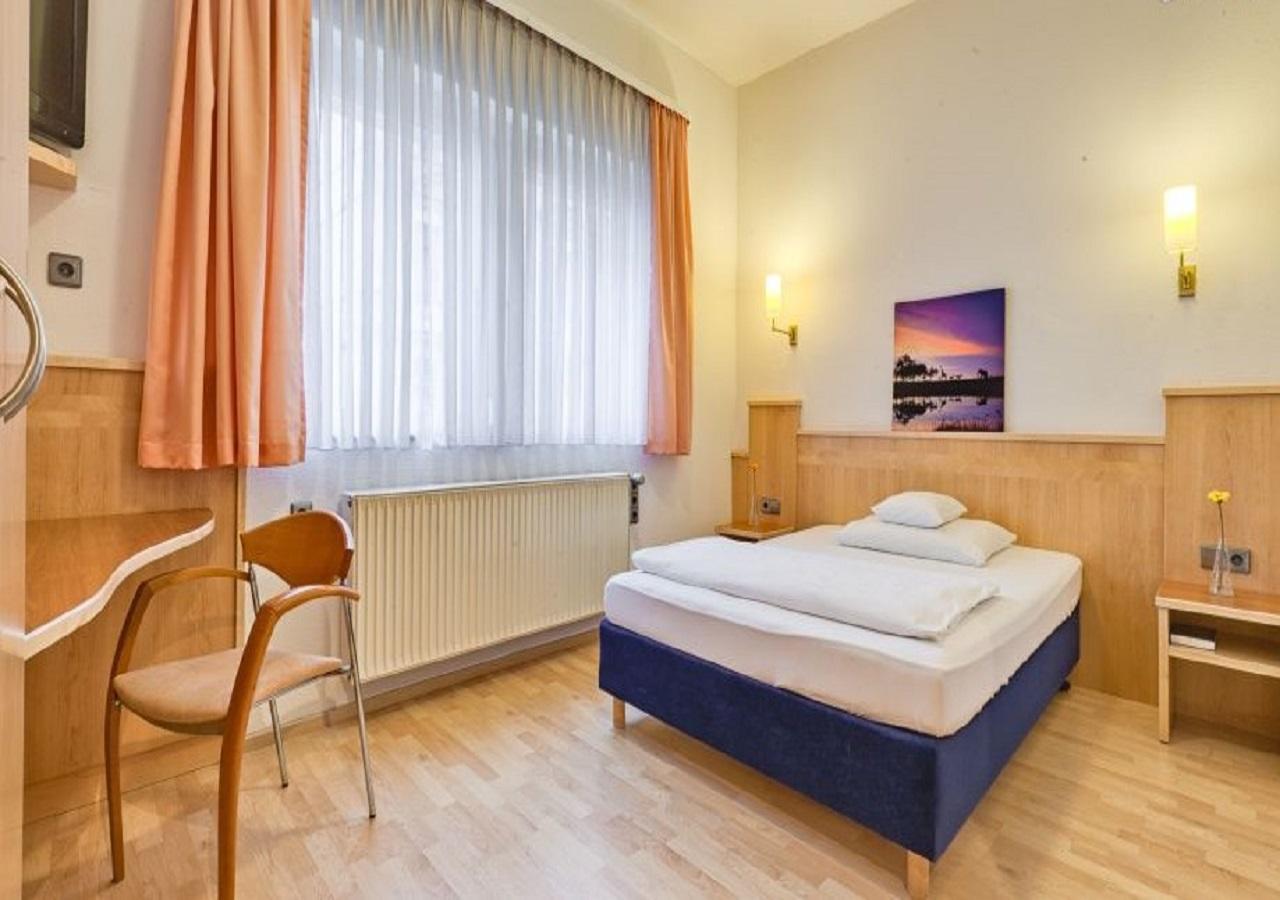 Hotel Am Friedensplatz Stuttgart Exterior photo