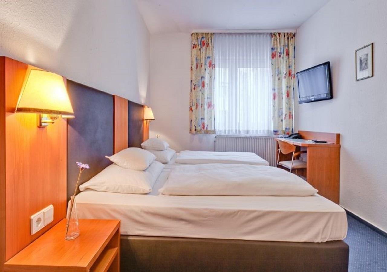 Hotel Am Friedensplatz Stuttgart Exterior photo